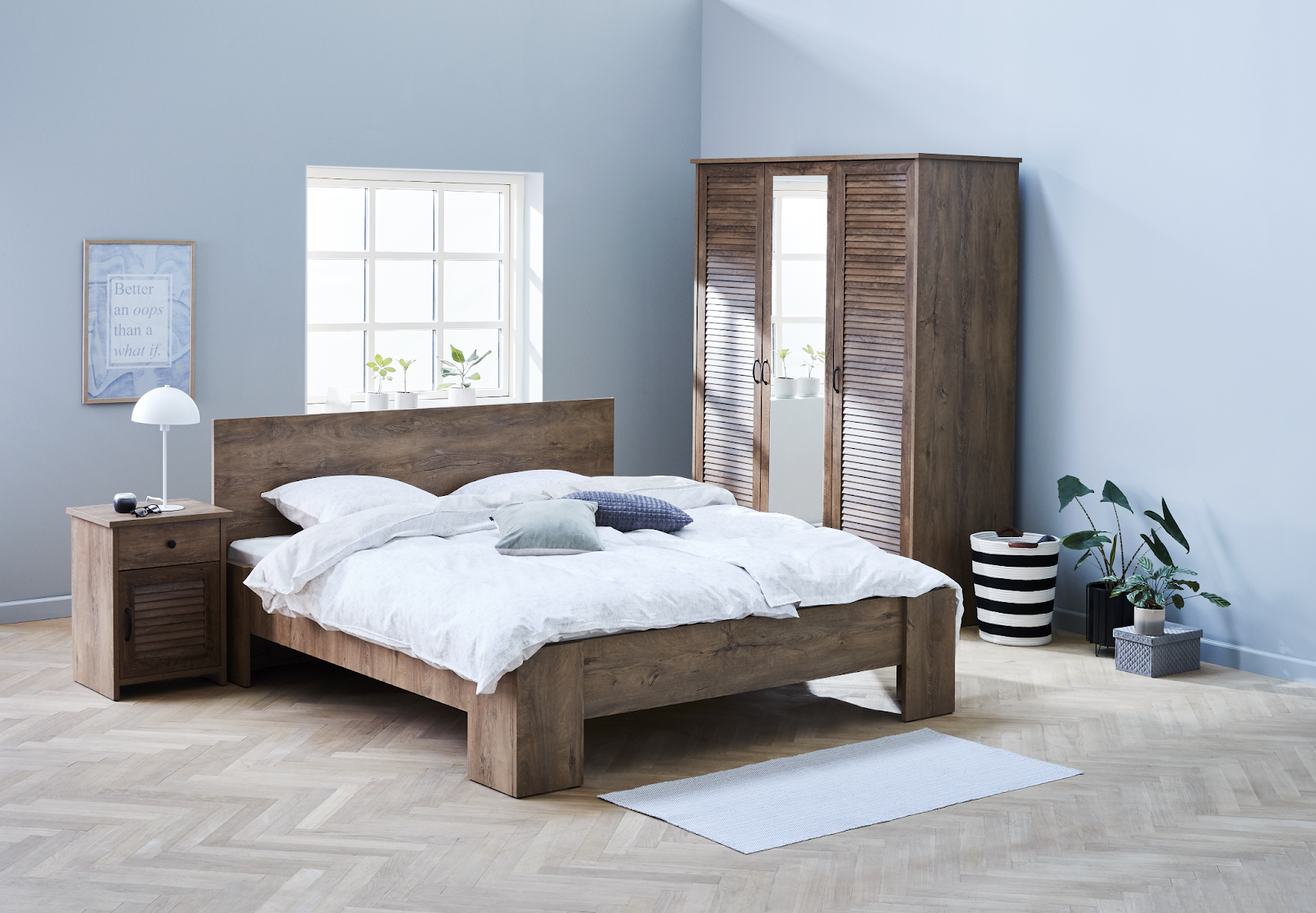 Thiết kế phòng ngủ nam đẹp, đơn giản với tủ đầu giường MANDERUP, giường và tủ màu sồi thiết kế đơn giản