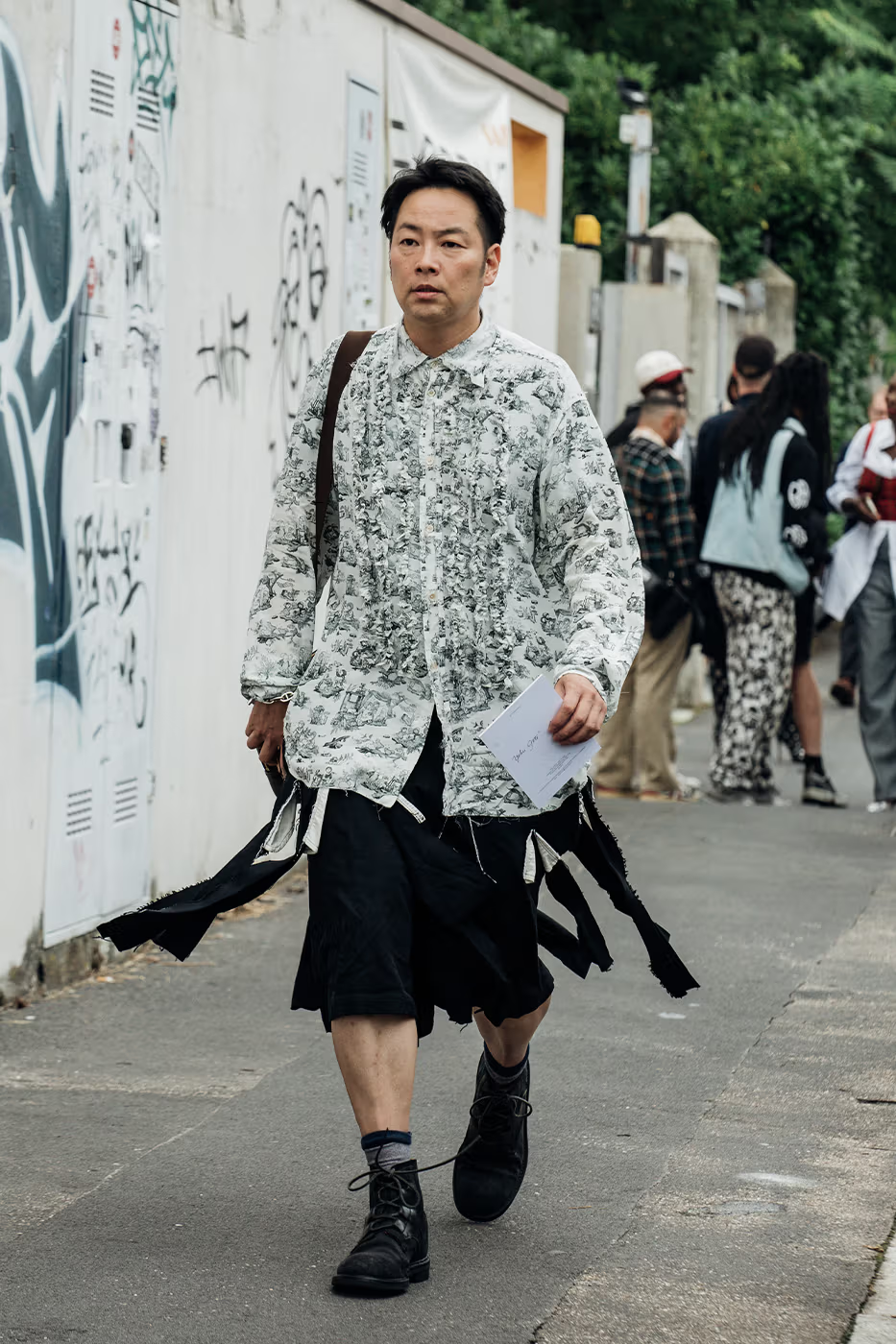Another guy rocks a shirt for Milan Fashion Week 2023