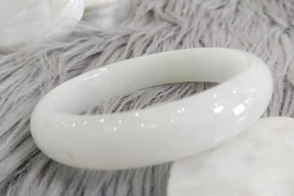 Vòng tay ngọc cẩm thạch màu trắng