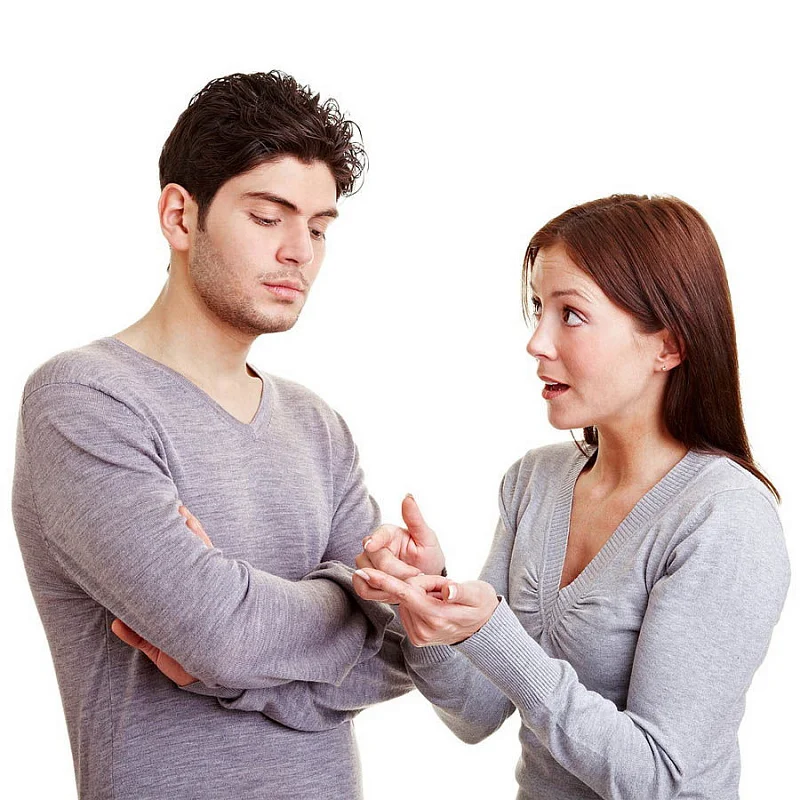 Проблемы отношения супругов. Люди ссорятся. Ссора между супругами. Разговор между мужчиной и женщиной. Конфликт в семье.