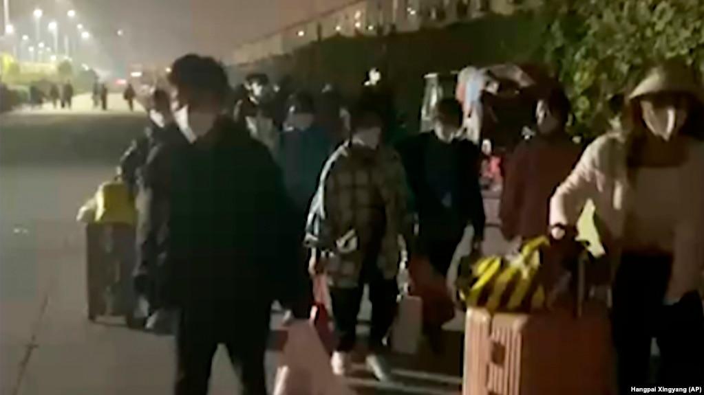富士康在河南郑州的苹果代工厂工人因新冠病毒疫情逃出被封的厂区。(2022年10月29日)