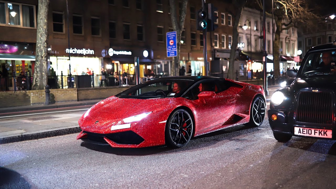 красный блестящий Lamborghini Huracan
