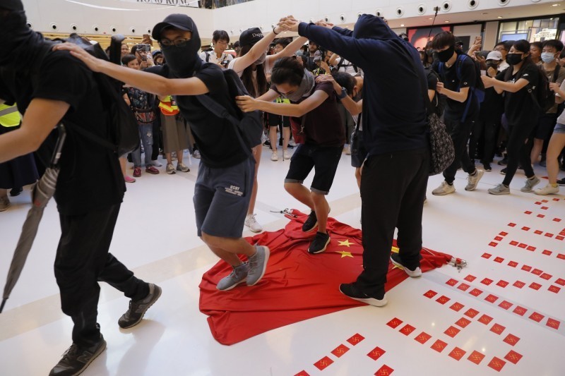 中聯辦今日發聲明指毀損國旗的行為，「極大地傷害了包括廣大香港同胞在內的全中國人民的感情。圖為22日香港示威者於沙田商場。（美聯社）