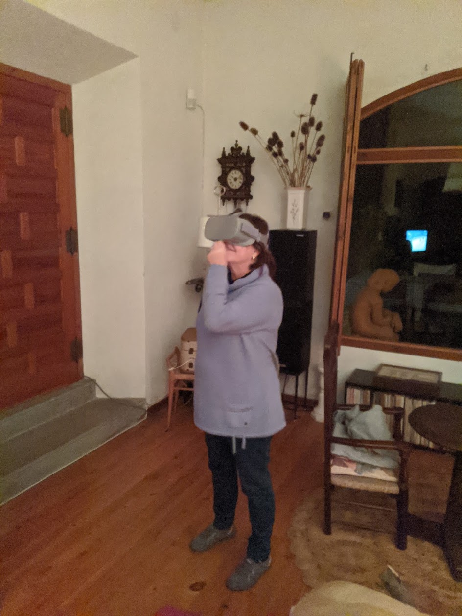Titi trying VR for the first time - hoppin