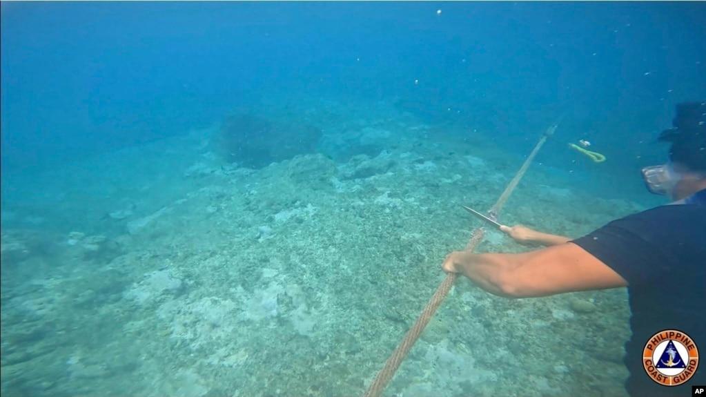 Tổng thống Ferdinand Marcos Jr. mới ra lệnh cắt đứt đường dây “cáp” đeo phao nổi do Trung Quốc đặt để ngăn cản thuyền đánh cá của dân Philippines không thể vào vùng đảo Scarborough. (Philippine Coast Guard via AP)