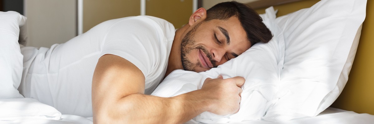 spiaci muž, ktorý regeneruje svalstvo