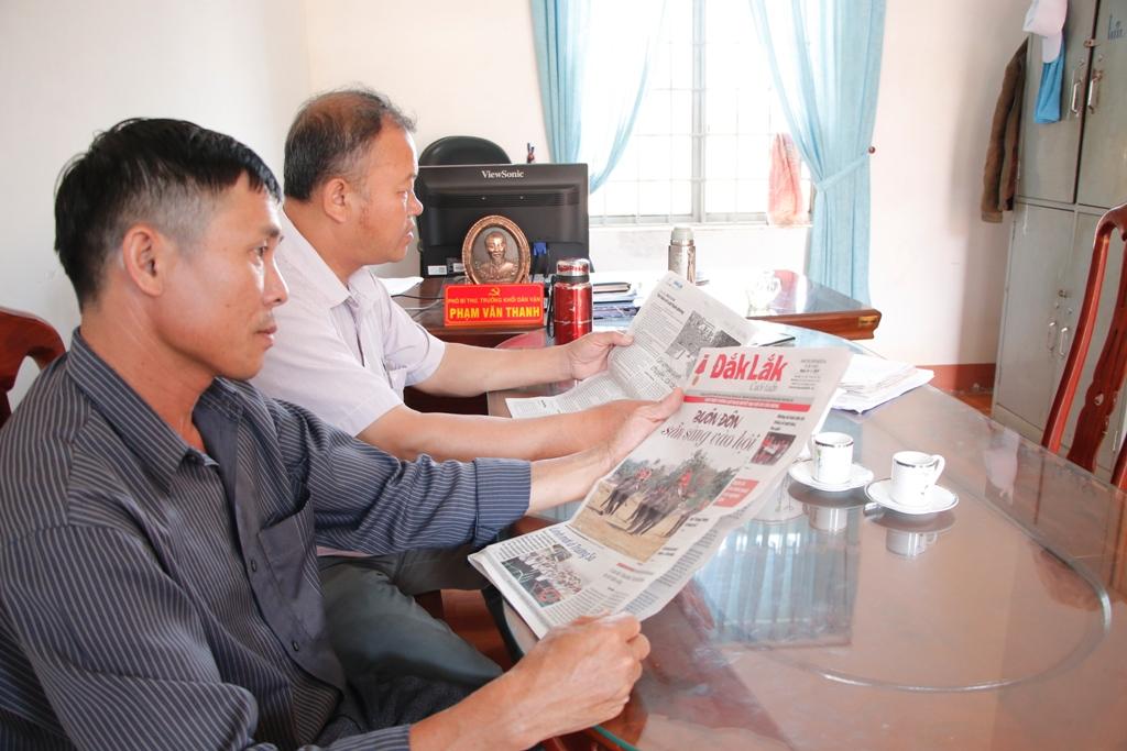 Cán bộ, đảng viên xã Chư Kbô (huyện Krông Búk) dành thời gian mỗi buổi sáng để đọc Báo Đắk Lắk. Ảnh Lê Thành