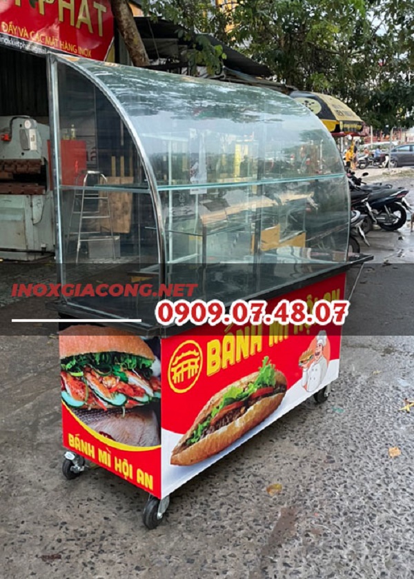 Xe bán bánh mì kẹp thịt ăn sáng