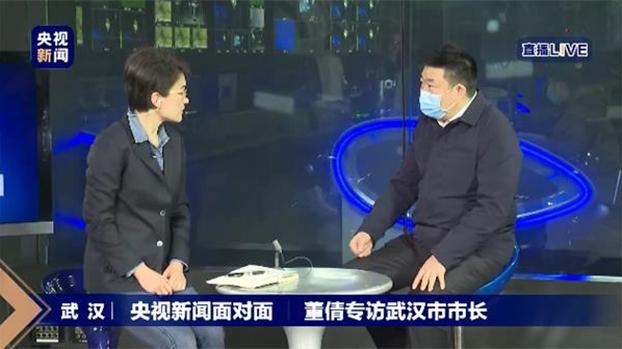 中国央视记者采访武汉市长周先旺(右)(视频截图)