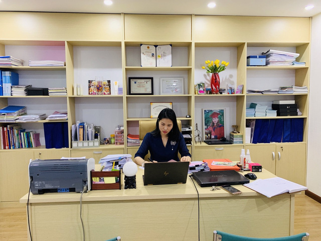  Nữ doanh nhân Nguyễn Thị Tâm Uyên tại phòng làm việc. 