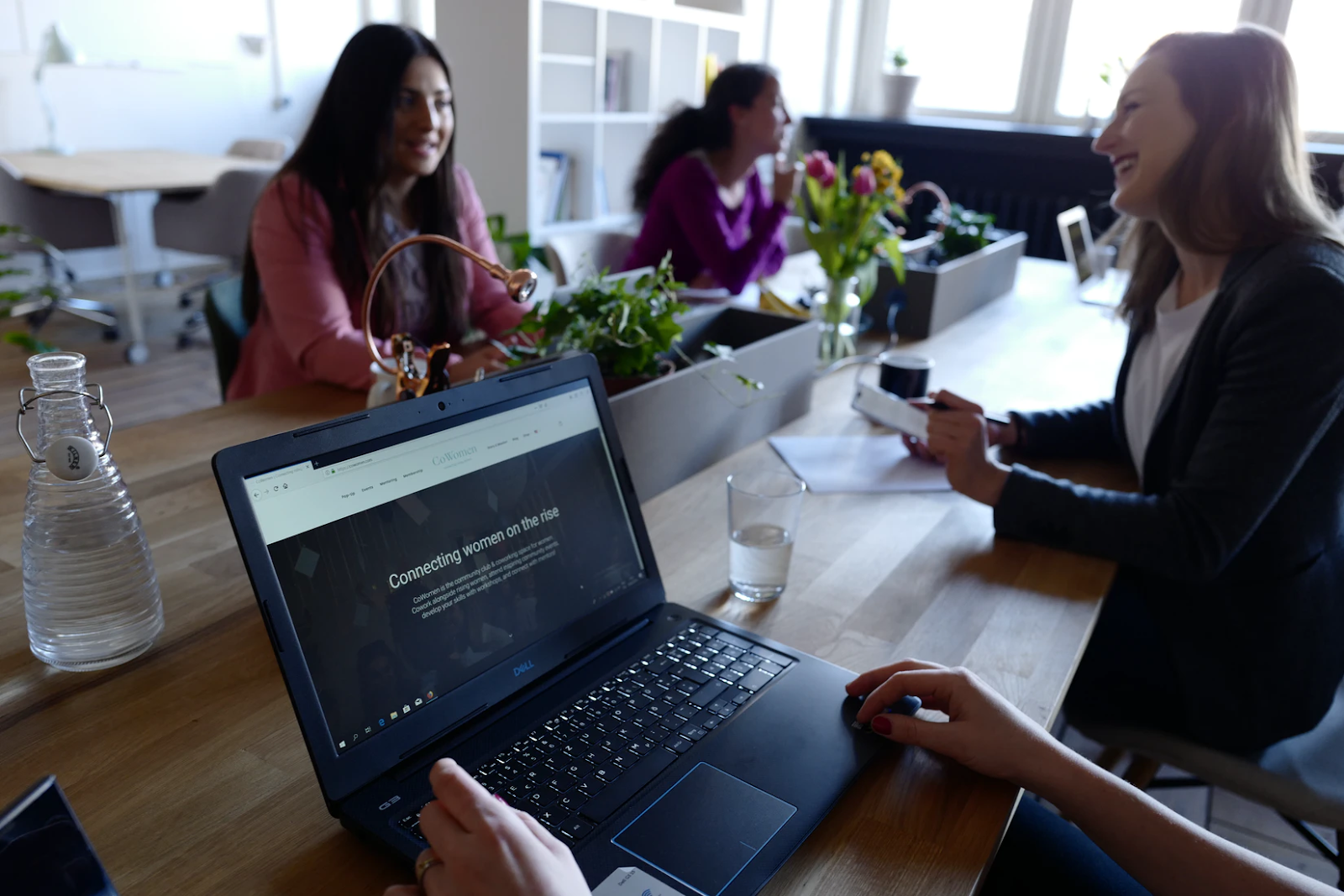 Mujeres trabajando en una oficina