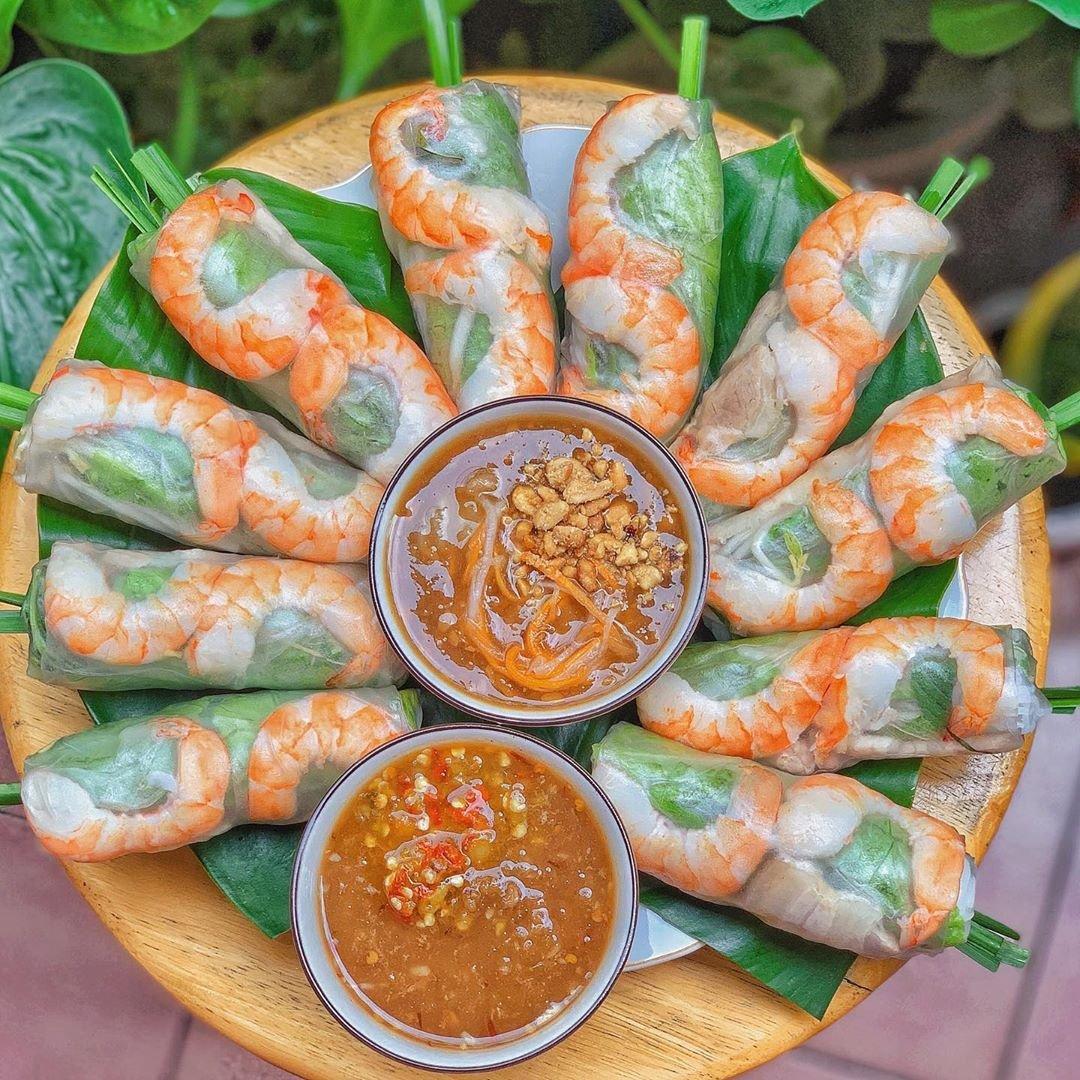 Cách cuốn gỏi cuốn chắc tay, không rách lại khoe được hết nhân tôm thịt