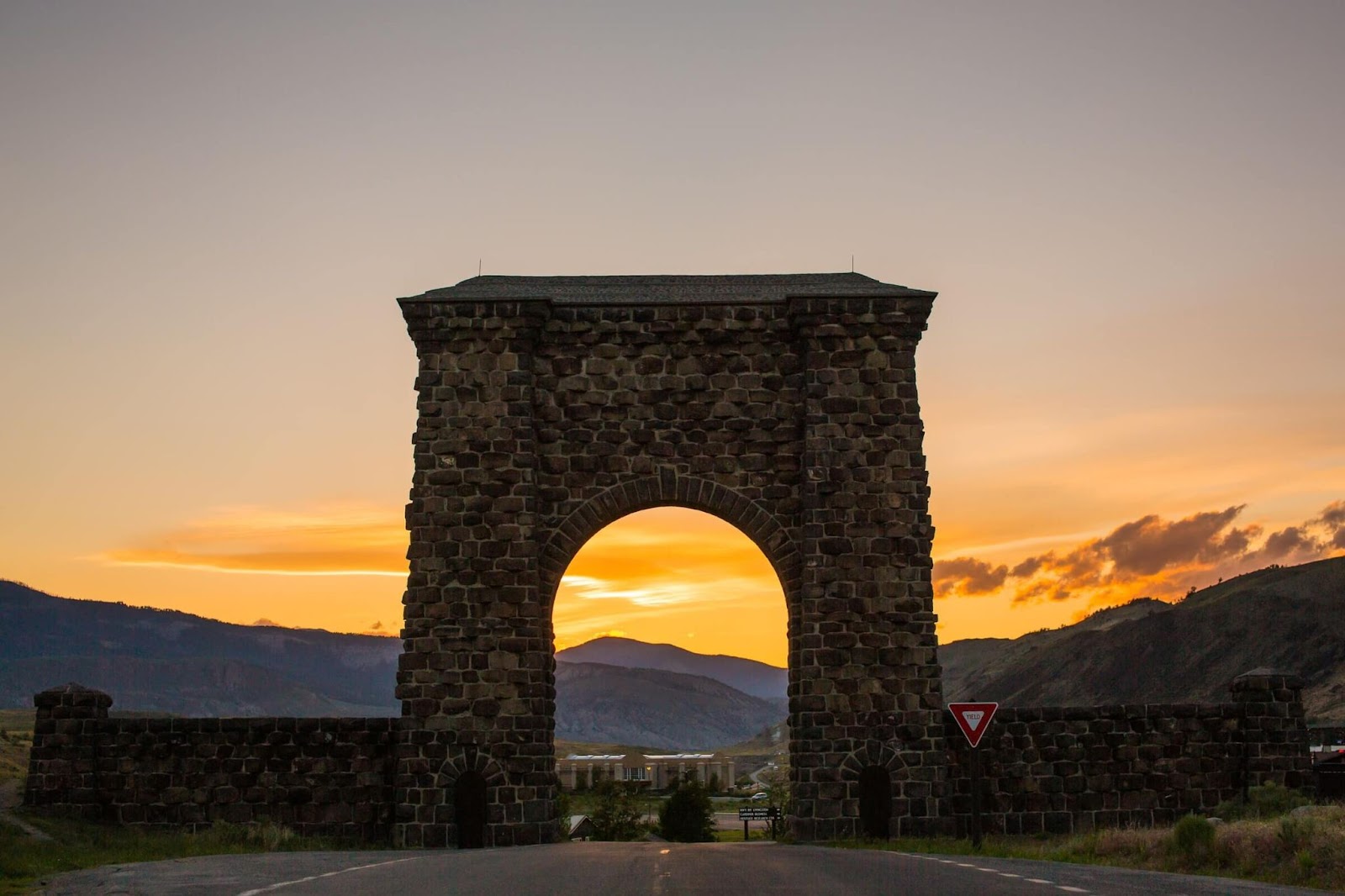 4 days in Yellowstone Itinerary, Roosevelt Arch, Gardiner, MT
