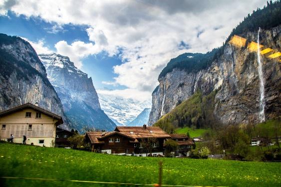 Contributor: margaretwroblewski
Location: Lauterbrunnen, Switzerland
Download here.
? : Canon EOS 5D Mark III