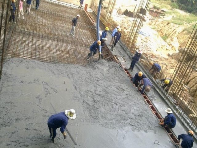 Công ty Hoàng Gia tiến hành đổ bê tông sàn mác