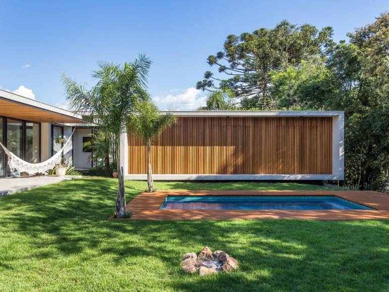 Modern Single Storey House Design with Wooden Facade