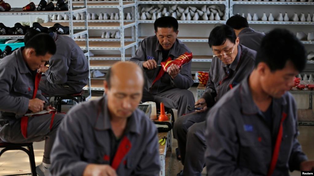 Công nhân Triều Tiên đóng giày tại một ngôi làng gần thành phố Đan Đông, Trung Quốc.