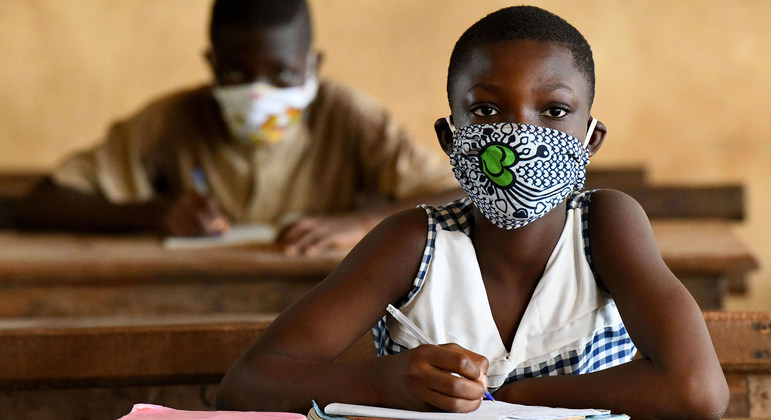 Niños en Côte d'Ivoire utilizan mascarillas en la escuela.