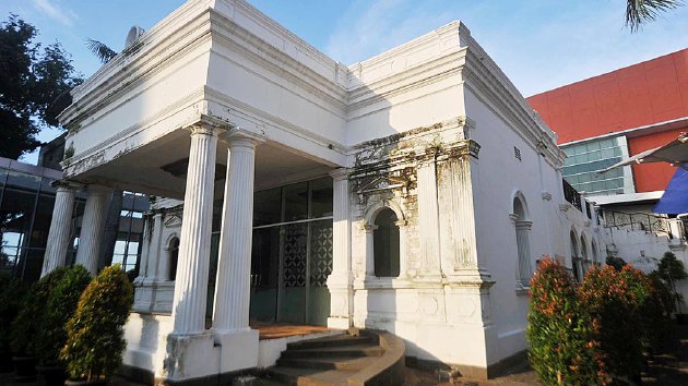 Rumah tua Pondok Cina yang masih berdiri kokoh di tengah kawasan Margo City, Depok, Jawa Barat, Jumat (15/7). Rumah itu kini menjadi satu-satunya cagar budaya penanda kawasan di sekitarnya yang disebut Pondok Tjina sejak abad ke-17 yang tak bisa dilepaskan dari perkembangan Kota Depok.