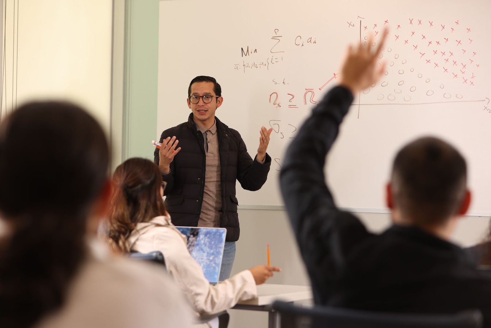 Profesor joven frente a un grupo de alumnos en una clase