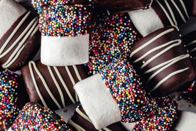 cheap wedding dessert idea: chocolate and marshmallows