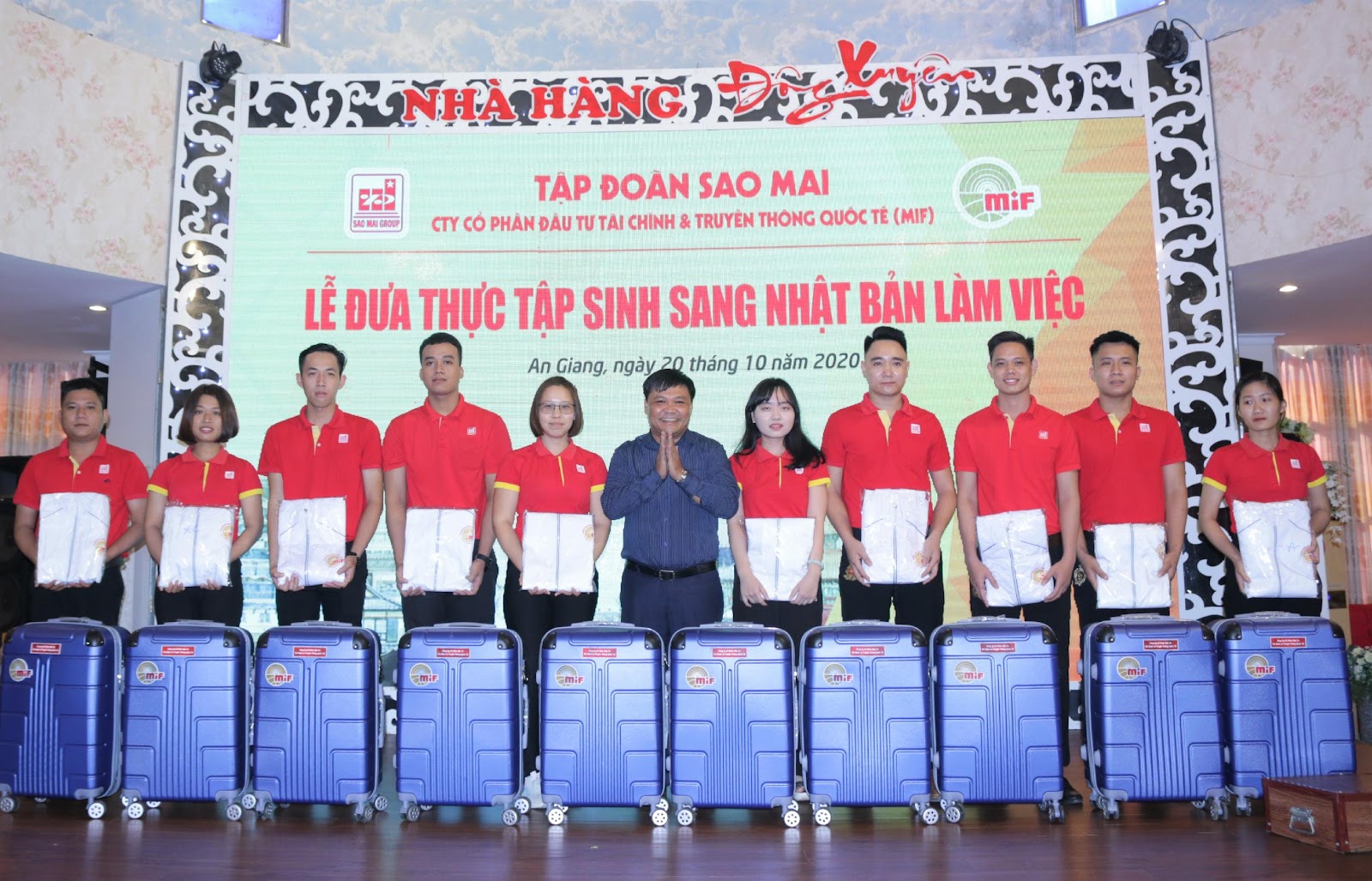 3. Ông Huỳnh Thế Loan - Phó Giám đốc Ngân hang CSXH tỉnh An Giang trao quà cho các TTS đủ điều kiện sang Nhật Bản làm việc