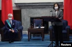 台湾总统蔡英文在台北会晤到访的法国参议院友台小组主席李察。 (2021年10月7日)