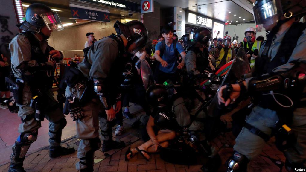 香港防暴警察2019年9月8日在铜锣湾地铁站逮捕反送中示威者。