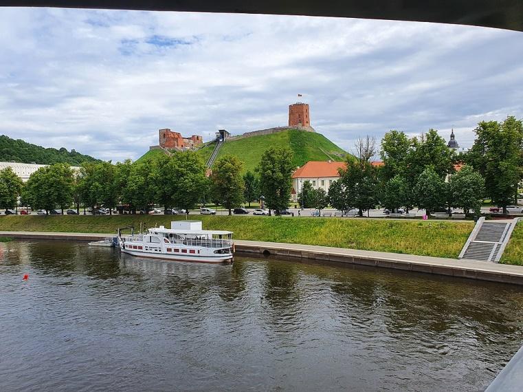 https://upload.wikimedia.org/wikipedia/commons/thumb/4/4e/Gediminas_Tower_and_ship_in_Neris_River_in_Vilnius%2C_Lithuania.jpg/1024px-Gediminas_Tower_and_ship_in_Neris_River_in_Vilnius%2C_Lithuania.jpg