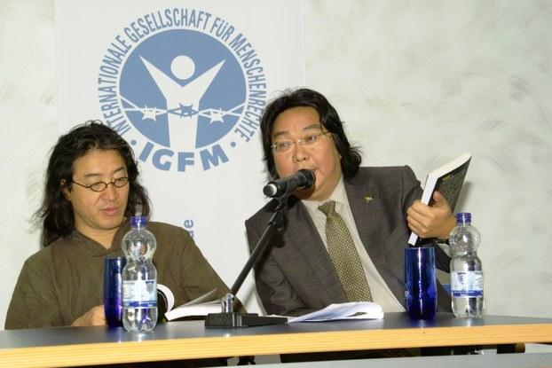 年度瑞典记者俱乐部安娜•波利特科夫斯卡亚纪念奖获得者阿海(右)在法兰克福书展介绍他出版的书籍。左为阿海被绑架事件的最主要的追踪者、揭露者贝岭先生——天溢摄