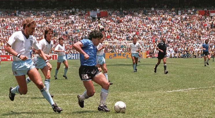 Diego Maradona turning  (advanced soccer moves)