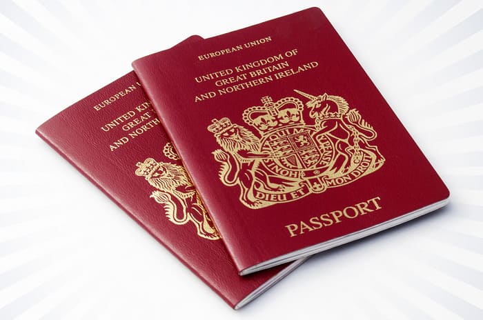 thủ tục xin visa đi anh thăm người thân - Giấy tờ chứng minh quan hệ nhân thân với người bảo lãnh bên Anh cũng đóng vai trò quan trọng trọng hồ sơ xin visa