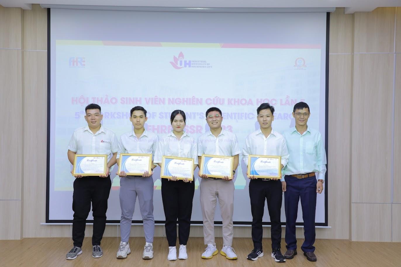 A group of men holding certificatesDescription automatically generated with medium confidence
