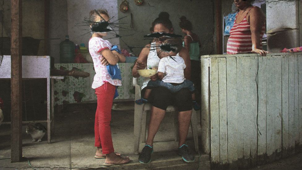 Mujeres y niños en Rivera Hernández, San Pedro Sula, Honduras. (Foto: Leire Ventas / Arte: Kako Abraham)