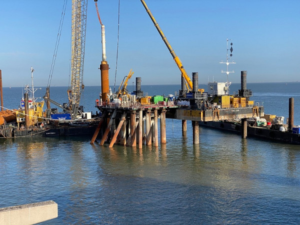 Wilhelmshaven Germany liquified natural gas terminal LNG floating storage and regasification unit