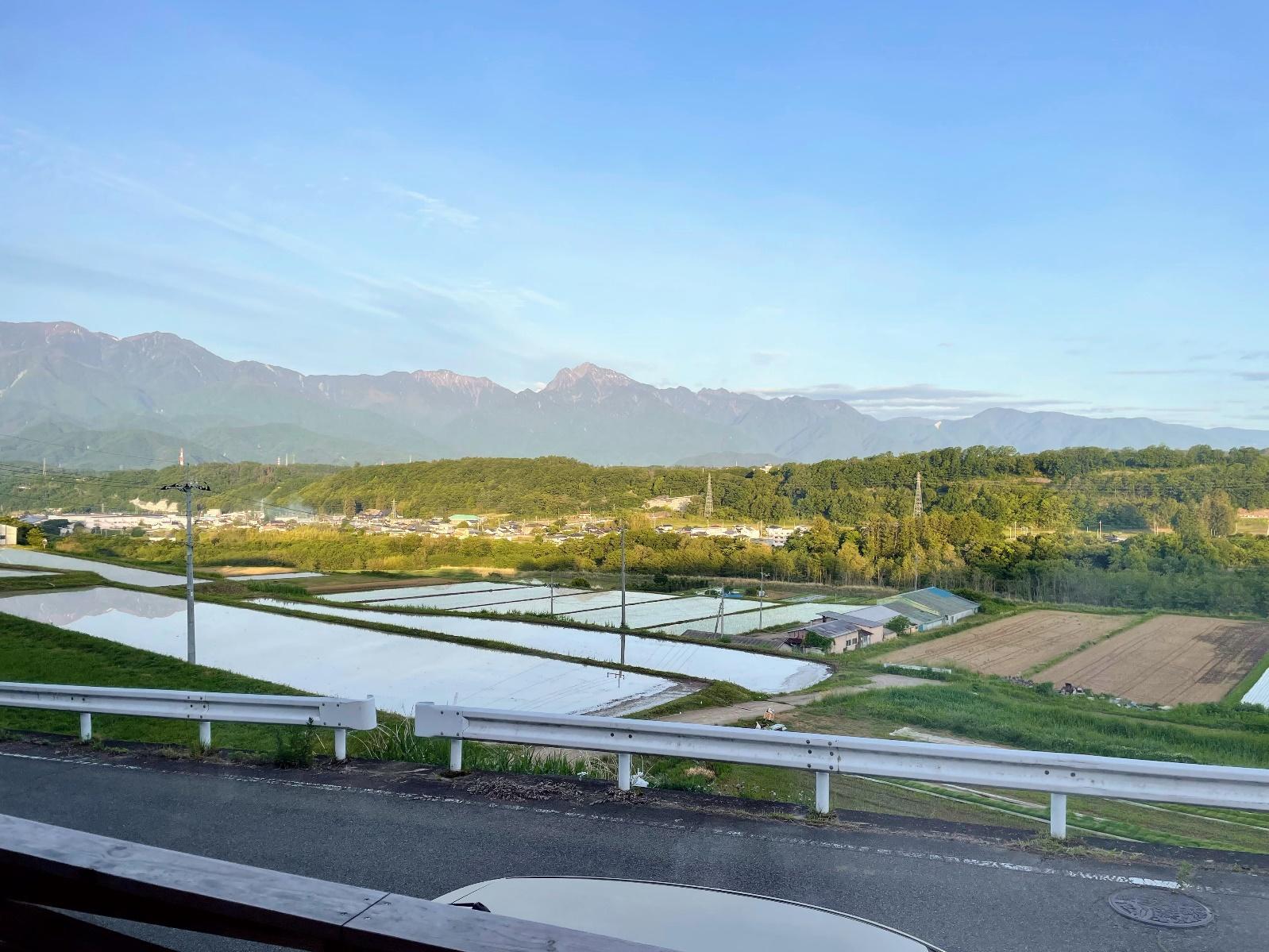 屋外, 草, 山, 座る が含まれている画像

自動的に生成された説明