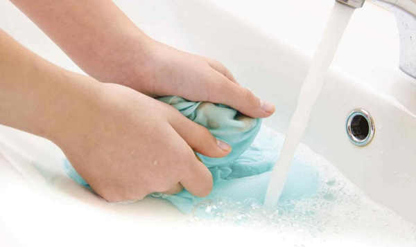 Giặt quần lót bằng tay để bảo quản được lâu hơn