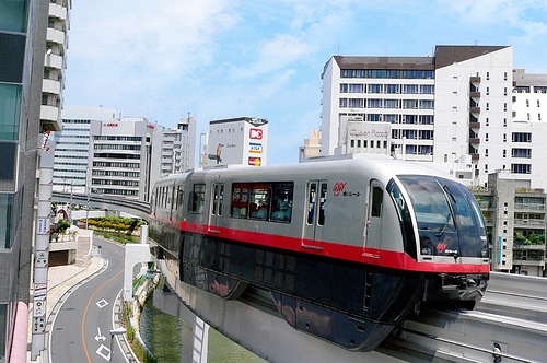 monorail-okinawa-japon.jpg