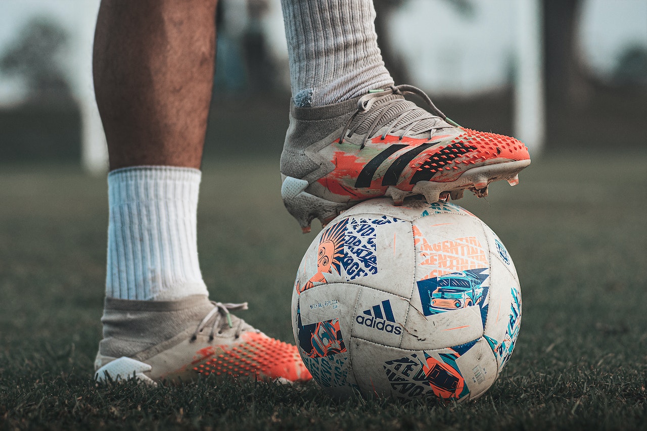 маратонки за футбол и футболна топка Adidas