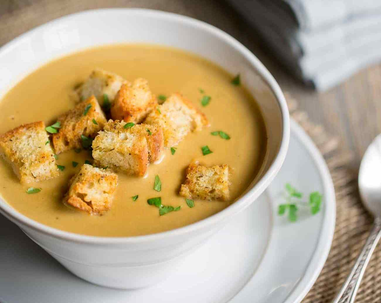 Картофельный крем суп. Картофельный суп с гренками. Суп с картошкой и морковкой. Картофельный суп