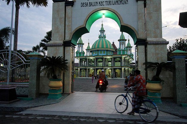 Warga mendatangi Masjid Miftahul Huda di Desa Balun, Lamongan, Jawa Timur, Minggu (19/6). Masjid Miftahul Huda berdiri tak jauh dari Pura Sweta Maha Suci dan Gereja Kristen Jawi Wetan Balun.