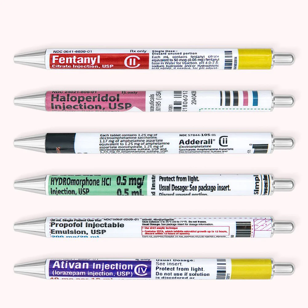 6 stylos personnalisés, chacun avec les informations de différentes étiquettes de médicaments, Ativan, Haloperidol, Hydromorphone ou encore Fentanyl.