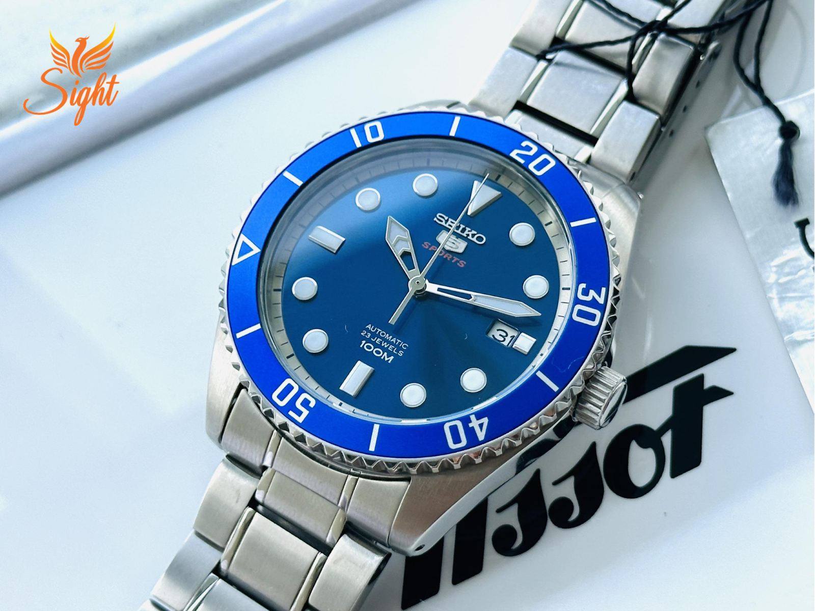 Thiết kế sang trọng, đường kính 42mm phù hợp với hầu hết tất cả cổ tay của nam giới