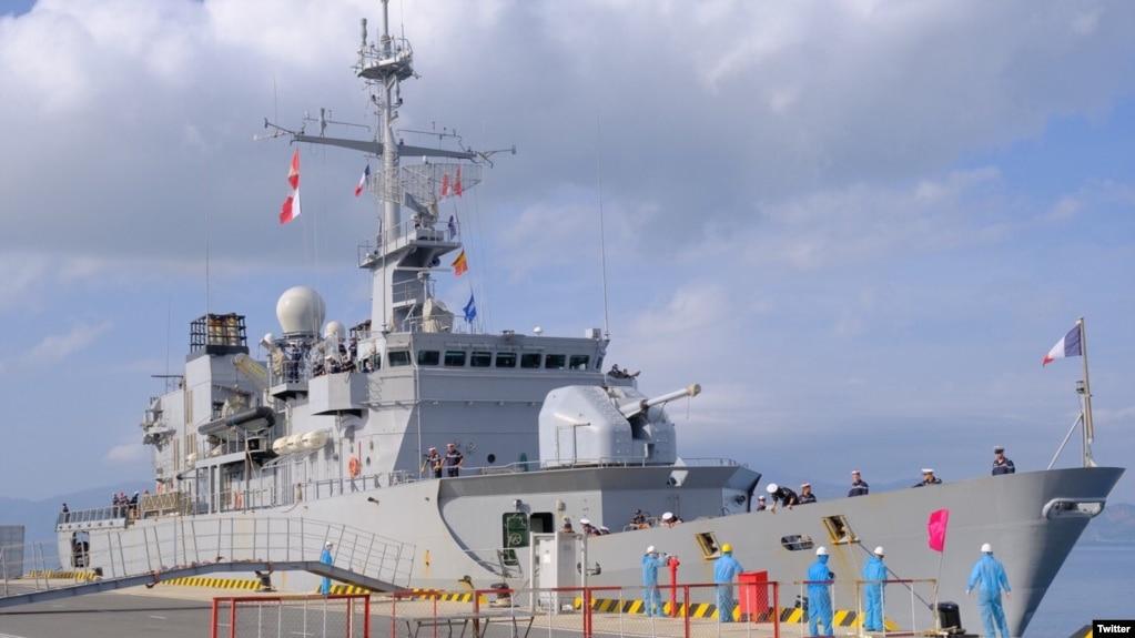 Tàu hộ vệ Prairial của Hải quân Pháp thăm cảng Cam Ranh năm ngoái. Photo Twitter ALPACI - France Pacific Command
