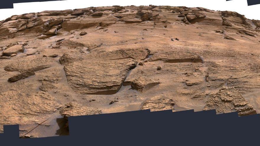 Imagen ampliada de la zona de Marte donde aparece la &quot;puerta&quot;, el área superior izquierda central, que podría tener solo unos centímetros.