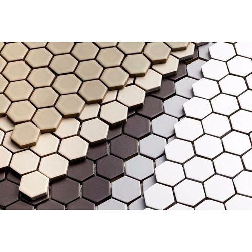 Pastilhas hexagonais cerâmicas Atlas, usadas para revestir o piso da cozinha da xepa. 