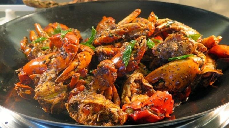 List traditional foods in Cambodia - Fried crab with black pepper Kdam chaa