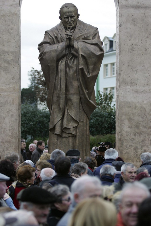 Tòa án Pháp ra lệnh dỡ bỏ Thánh giá trên tượng Đức Gio-an Phao-lô II