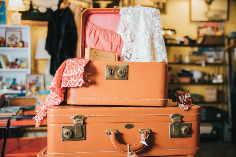 đóng gói hành lý với vali và balo nhỏ gọn