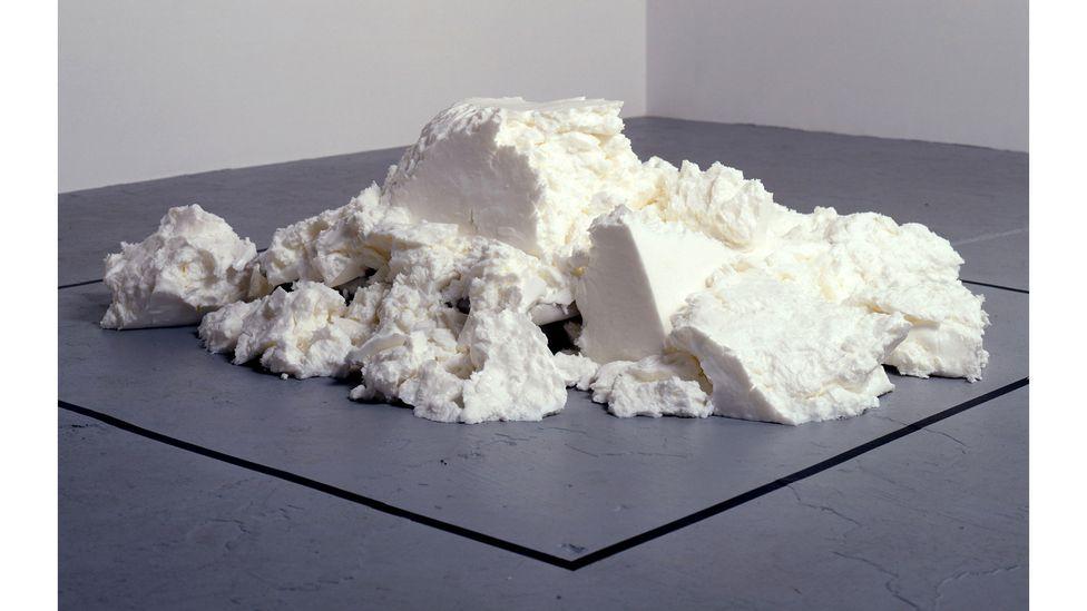 Opis: Janine Antoni's Gnaw (1992, detail) features 600lb of lard; over the course of its display, the lard collapses (Credit: Janine Antoni/ Luhring Augustine, New York)
